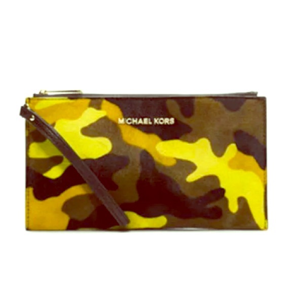 Michael Kors Handbags - Michael Kors camo fur Bedford clutch purse